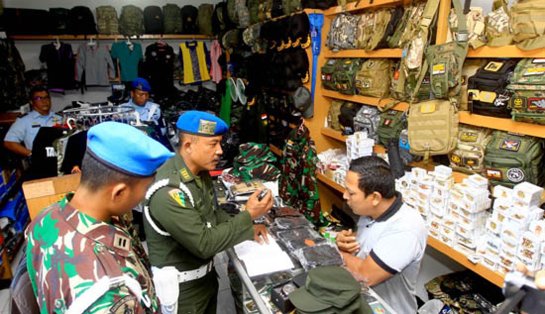 DIRAZIA: Pertokoan sepanjang Jalan Sudirman dicek kelengkapan perizinan penjualan atribut TNI/Polri oleh polisi militer gabungan, Rabu (29/3). - JPNN.com