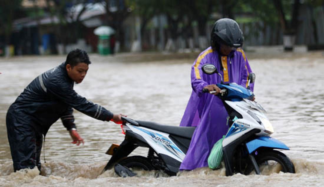 PARAH: Hujan deras yang mengguyur kota Balikpapan pada Kamis (30/3) kemarin membuat beberapa kawasan dilanda banjir yang cukup tinggi. Salah satunya ialah di Jalan MT Haryono, banjir setinggi lutut orang dewasa tersebut hampir melumpuhkan akses sepanjang 2 kilometer. - JPNN.com