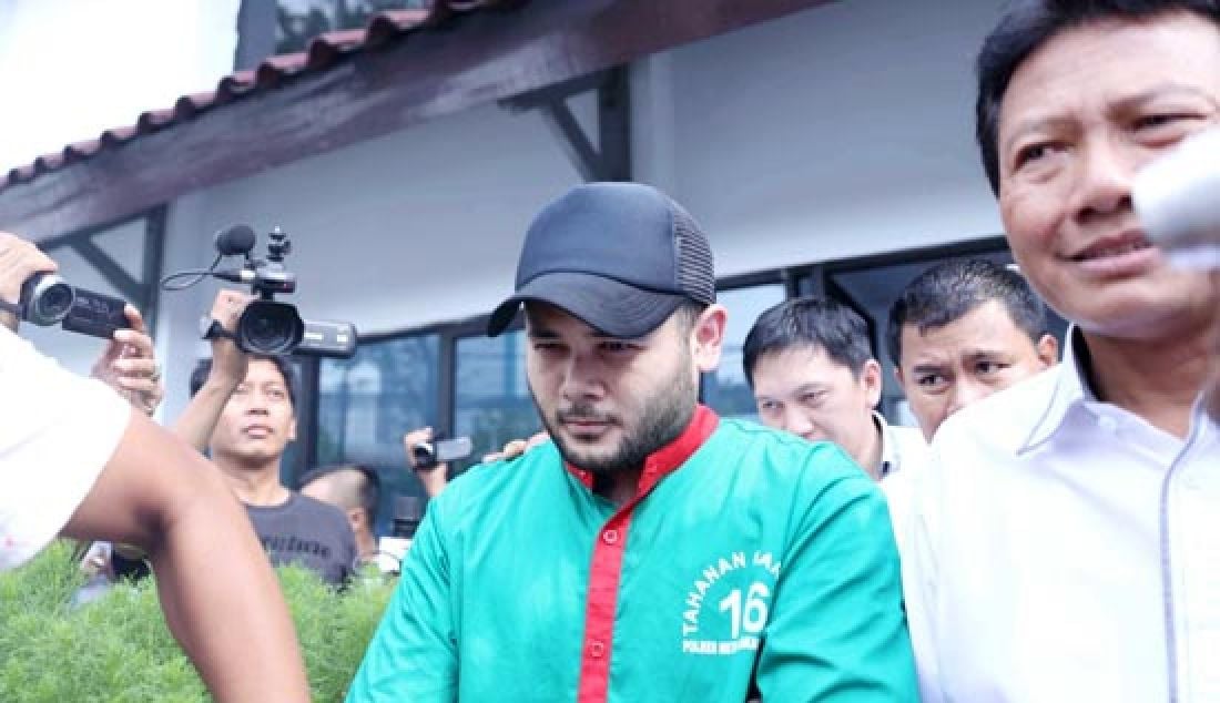 Penyanyi sekaligus anak dari Raja dangdut Rhoma Irama, Ridho Rhoma sesaat usai menjalani Assesment terakhir di BNN, Jakarta, Kamis (30/3). - JPNN.com