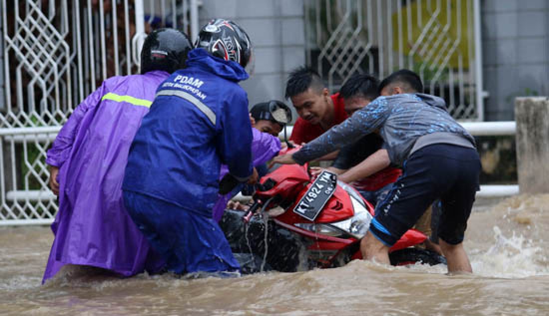 PARAH: Hujan deras yang mengguyur kota Balikpapan pada Kamis (30/3) kemarin membuat beberapa kawasan dilanda banjir yang cukup tinggi. Salah satunya ialah di Jalan MT Haryono, banjir setinggi lutut orang dewasa tersebut hampir melumpuhkan akses sepanjang 2 kilometer. - JPNN.com