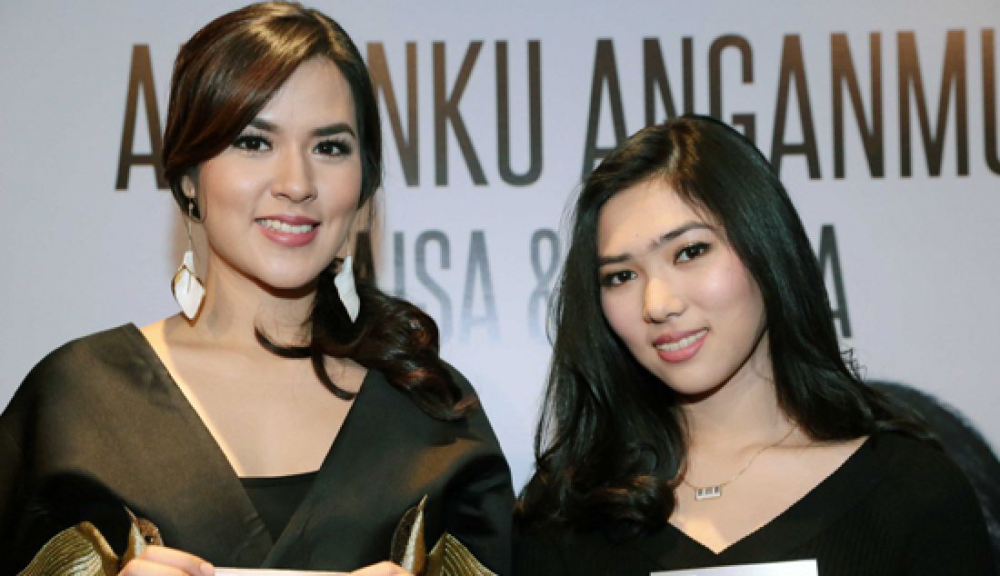 Penyanyi Raisa dan Isyana Sarasvati meluncurkan Single berjudul Anganku Anganmu di Senayan City, Jakarta, Kamis (30/3). - JPNN.com