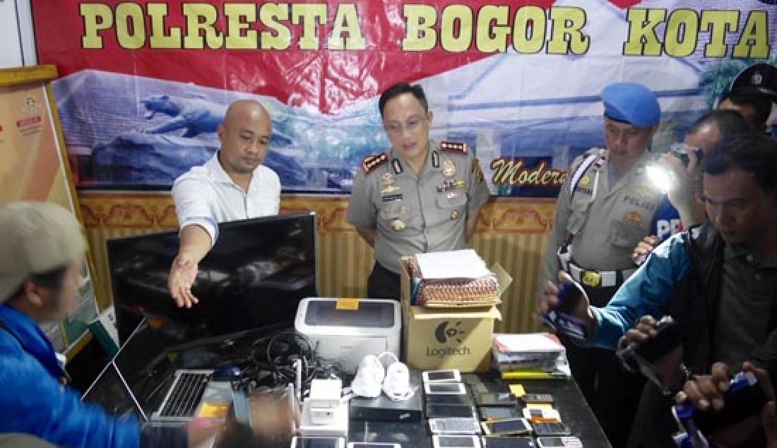 Kapolresta Bogor Kota Kombes Pol Ulung Sampurna Jaya didampingi Kasat Reskrim Kompol Candra Sasongko saat ekspose kasus judi online sepak bola di Polresta Bogor Kota, Jumat (31/03). Sebanyak 24 tersangka ditangkap saat penggrebekan di perumahan BNR Kota Bogor, dalam satu hari omset mencapai Rp 5 miliar. - JPNN.com