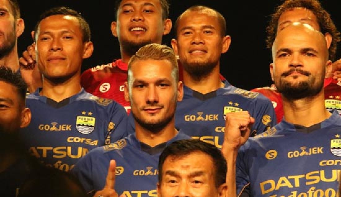 SKUAD BARU: Skuad baru Persib Bandung diperkenalkan ke publik di Stadion Siliwangi, Kota Bandung, Minggu (2/4). - JPNN.com