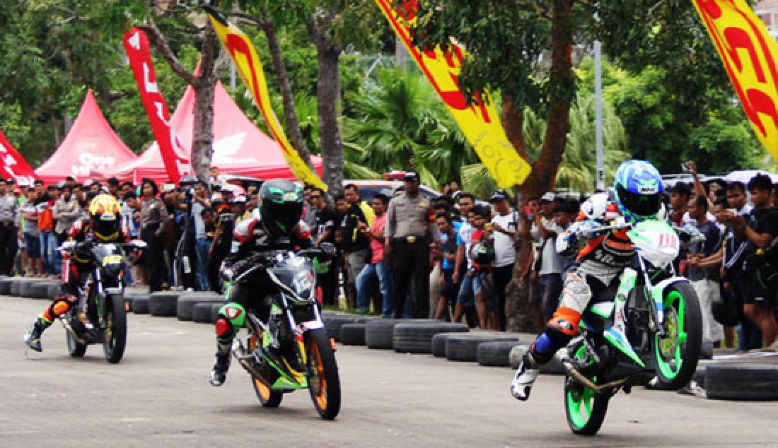 Para pembalap kelas bebek 150cc memacu kendaraannya pada kejuaraan nasional Motorprix seri 2 di Temenggung Abdul Djamal Muka Kuning, Batam, Minggu (2/4). - JPNN.com