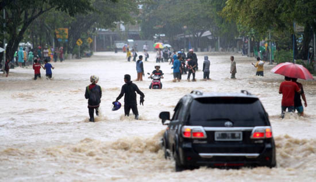 PERLU SOLUSI: Banjir merendam Jalan MT Haryono, depan Kantor Disdukcapil, Kamis (30/3). Tampak jalan dan drainase sudah tak dapat dibedakan. Meski sering terulang, belum ada solusi konkret dari pemkot. - JPNN.com