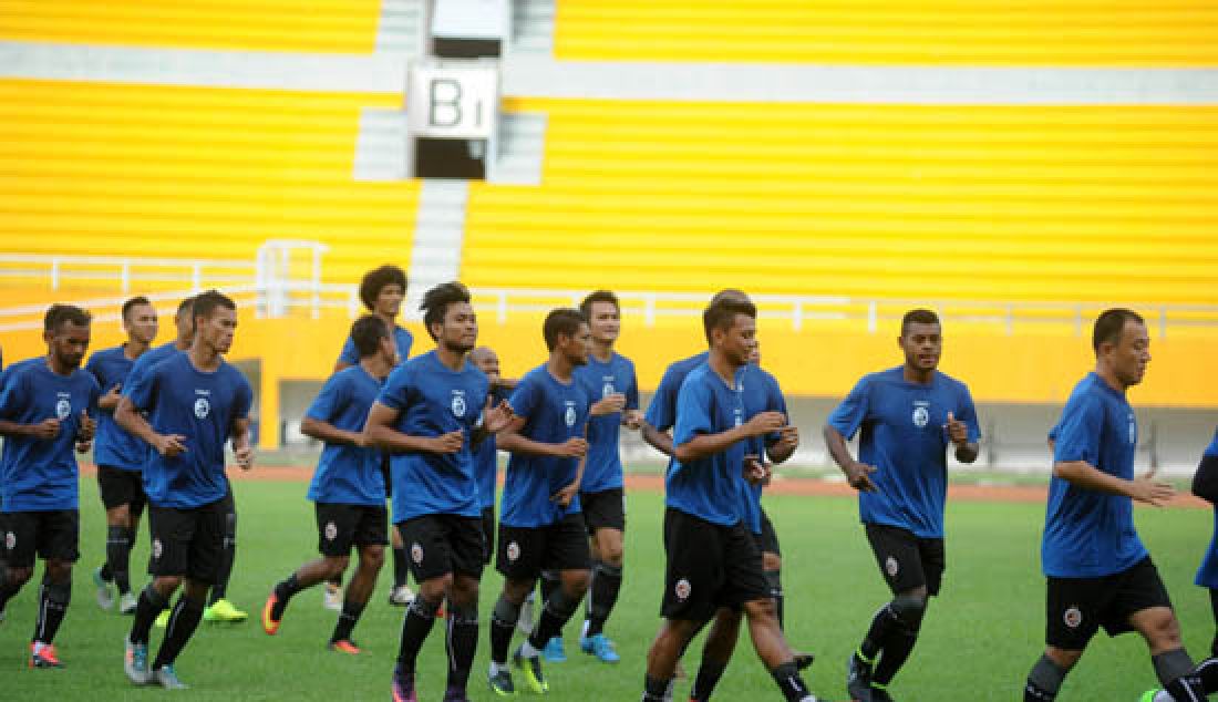 Pemain Sriwijaya FC diklaim sudah bisa menyerap keinginan Pelatih anyar Osvaldo Lessa. Tim Sriwijaya FC saat latihan perdana dengan Pelatih anyar Osvaldo Lessa di stadion gelora sriwijaya jakabaring Palembang. - JPNN.com