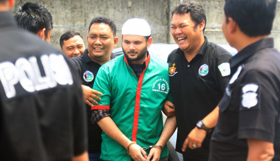 Ridho Rhoma saat dibawa ke Rumah Sakit Ketergantungan Rehab (RSKO) di Cibubur, Selasa (4/4). - JPNN.com