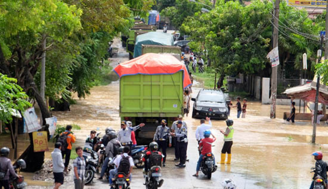 Ratusan truk yang antre di Jalan Raya Anyer, atau tepatnya di Lingkungan Cigading Pasar, Kelurahan Kubangsari, Ciwandan, Cilegon, Rabu (5/4). Kemacetan mengular hingga belasan kilometer ini akibat banjir banjir yang menggenangi lima kelurahan (Gunung Sugih, Kubangsari, Tegal Ratu, Randakari, Kepuh). - JPNN.com