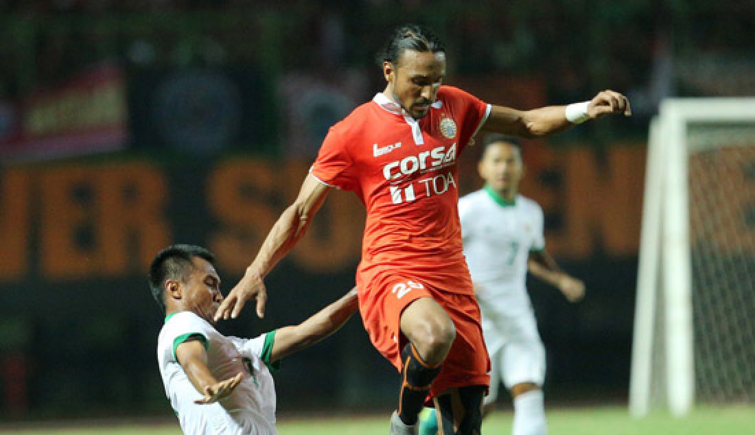 M Hargiyanto dari Timnas Indonesia U-22 berusaha dijaga oleh Rohit chand dari Persija Jakarta saat laga percobaan di Stadion Patriot, Bekasi (05/04/2017). Timnas Indonesia U-22 seri dengan skor 0-0 melawan Persija Jakarta. - JPNN.com