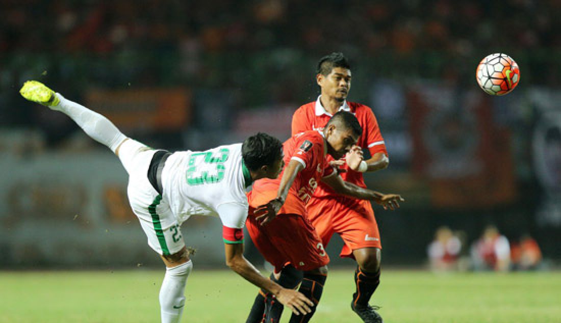 Hansamu yama antara dari Timnas Indonesia U-22 berusaha dijaga oleh irfandi alalzubaidi dari Persija Jakarta saat laga percobaan di Stadion Patriot, Bekasi (05/04). Timnas Indonesia U-22 seri dengan skor 0-0 melawan Persija Jakarta. - JPNN.com