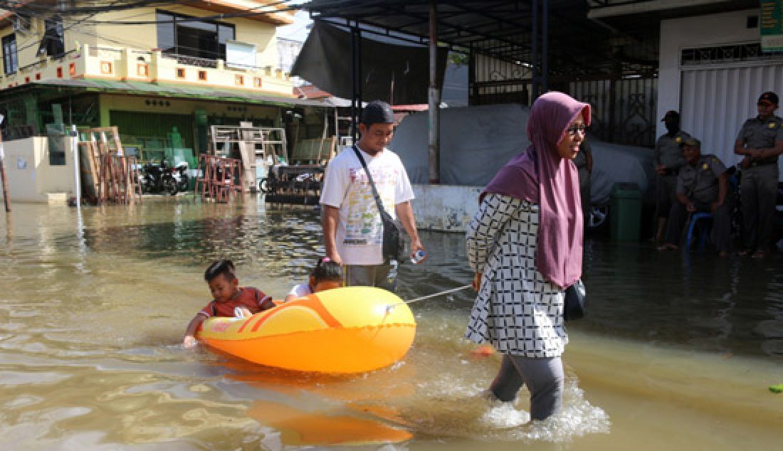 Banjir kembali menggenangi sejumlah kawasan di Samarinda. Salah satunya di Jalan Pemuda, Samarinda Ulu. Ketinggian air di kawasan ini bervariatif, mulai dari 50 centimeter hingga 1 meter. - JPNN.com