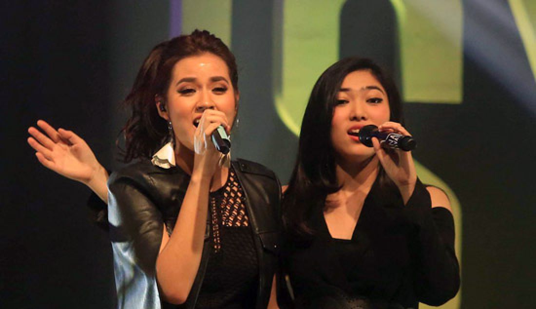 Isyana Sarasvati dan Raisa saat tampil dalam duet showcase di Menara Mandiri, Jakarta, Rabu (5/4/17) malam. - JPNN.com