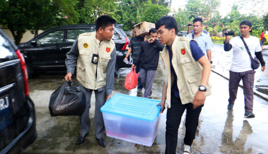 Tim Tipikor Polda Sumut membawa sejumlah barang usai menggeledah salah satu ruangan Dinas Pertambangan dan Energi Provinsi Sumatera Utara, ketika melakukan operasi tangkap tangan (OTT) di Kantor Dinas Pertambangan dan energi, Medan, Kamis (6/4). Tim Polda juga mengamankan dua orang lainnya dalam OTT tersebut. - JPNN.com