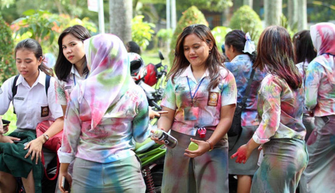 CORET-CORET: Pelajar SMK melakukan aksi corat-coret seragam sekolah di kawasan Lapangan Merdeka Medan, Kamis (6/4). Aksi corat-coret seragam ini dilakukan pelajar sebagai ungkapan kegembiraan seusai menyelesaikan UN. - JPNN.com