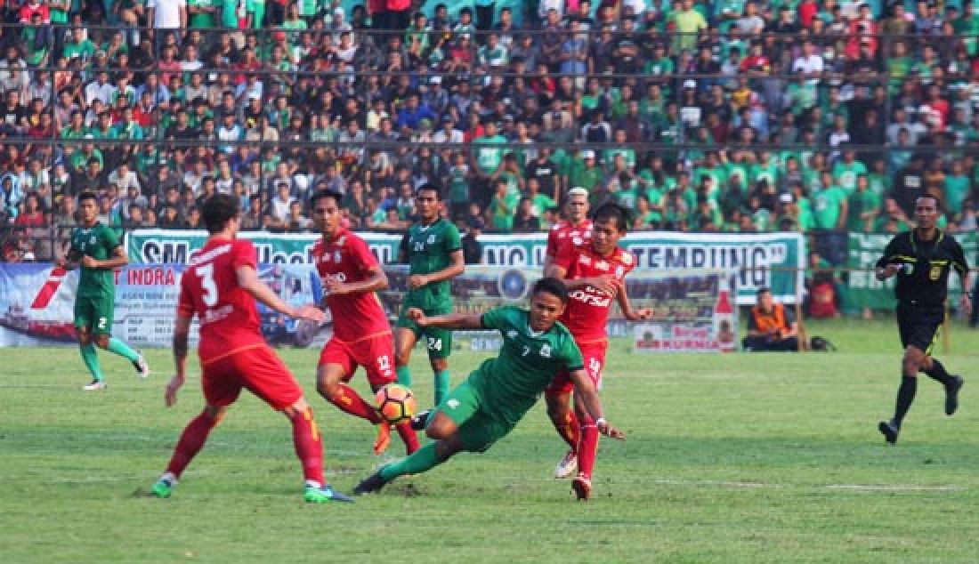 Pemain Psms Medan Wahyu berduel dengan Pemain Arema Fc Esteban Viscara saat pertandingan melawan Arema FC di Stadion Teladan Medan, Minggu (9/4). Arema Fc berhasil mengalahkan tuan rumah Psms Medan dengan skor 0-2, Gol masing-masing diciptakan oleh Jad Noureddin dan Ardianto. - JPNN.com