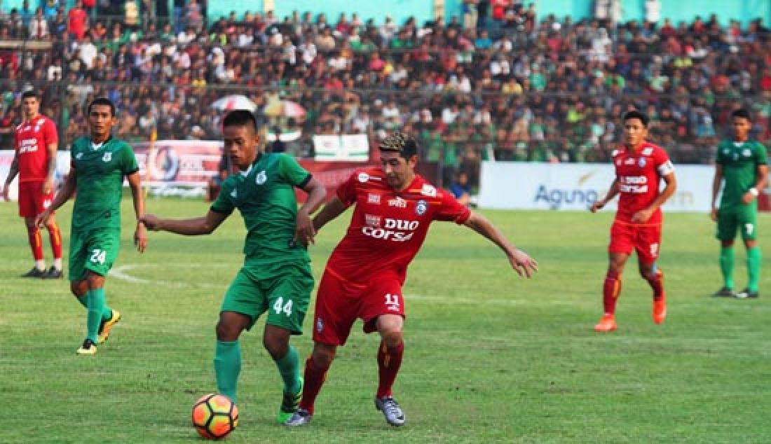 Pemain Psms Medan Wahyu berduel dengan Pemain Arema Fc Esteban Viscara saat pertandingan melawan Arema FC di Stadion Teladan Medan, Minggu (9/4). Arema Fc berhasil mengalahkan tuan rumah Psms Medan dengan skor 0-2, Gol masing-masing diciptakan oleh Jad Noureddin dan Ardianto. - JPNN.com