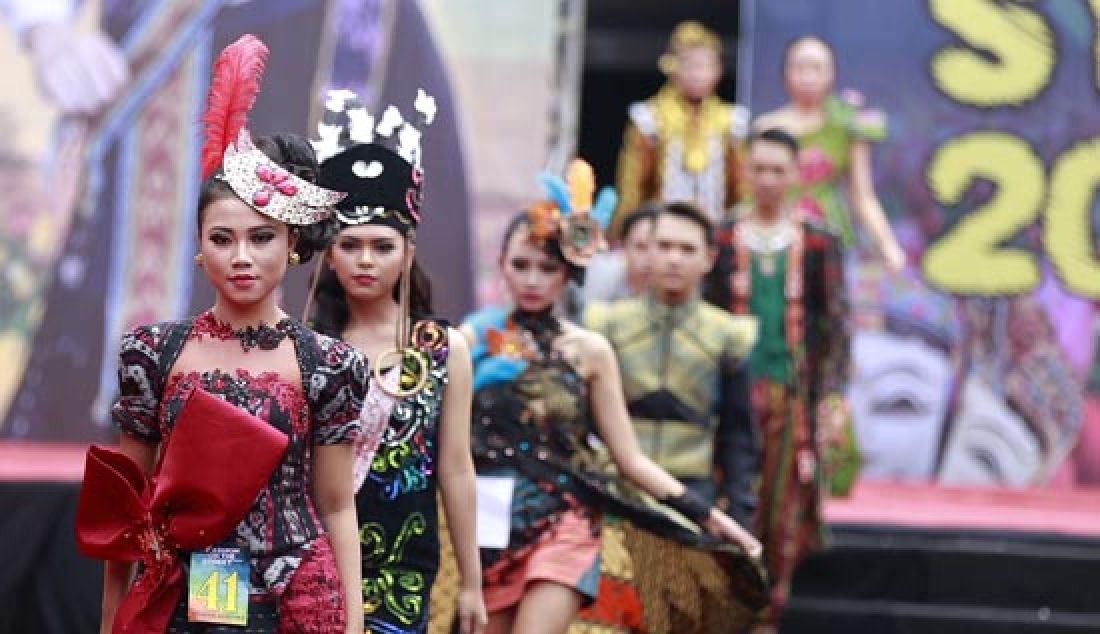 Peserta Malang Fashion on the Street 2017 saat berjalan di depan gedung balai kota Malang, Minggu (9/4). - JPNN.com