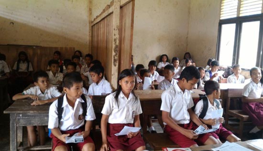 BERBAGI KELAS: Kekurangan ruang belajar menyebabkan siswa siswi di SD Negeri 28 Entabai harus berbagi kelas untuk aktifitas belajarnya. - JPNN.com