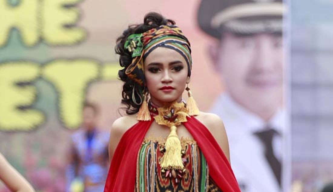 Peserta Malang Fashion on the Street 2017 mengenakan busana bernuansa etnic, di depan gedung balai kota Malang, Minggu (9/4). - JPNN.com