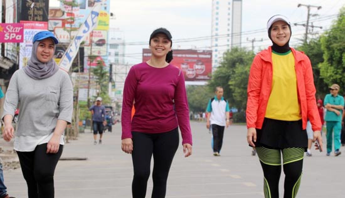 SOSIALISASI CFD. Warga berolahraga di sepanjang jalan Boulevard Makassar, Minggu (9/4). Jalan Boulevard Makassar akan dijadikan kawasan Car Free Day tiap minggunya. - JPNN.com