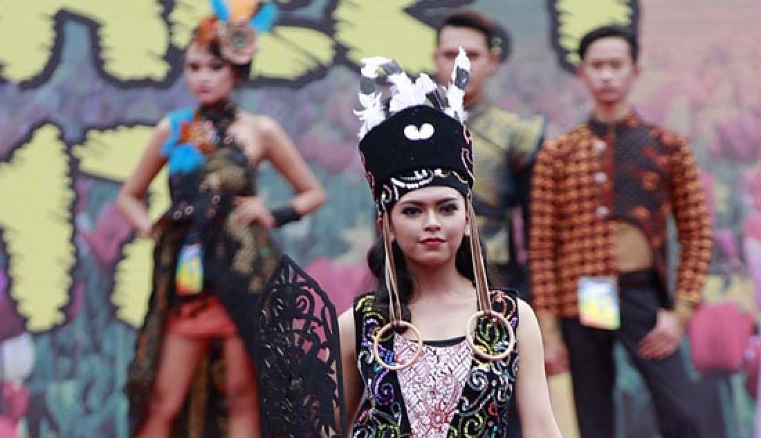 Peserta Malang Fashion on the Street 2017 mengenakan busana bernuansa etnic, di depan gedung balai kota Malang, Minggu (9/4). - JPNN.com