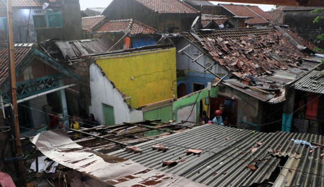 Belasan atap rumah warga rusak parah akibat angin puting beliung di gang dahlia kampung pangkalan raya, Tanahsereal, kota bogor senin (10/4). - JPNN.com