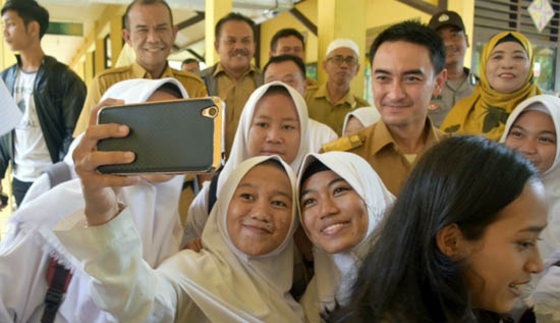 SELFIE: Sejumlah murid Sma 9 Kota Jambi berselfie bersama Gubernur Jambi, Zumi Zola Zulkifli setelah memantau pelaksanaan Ujian Nasional Berbasis Komputer (UNBK) 2017 tingkat sekolah menengah atas, Senin (10/4). - JPNN.com