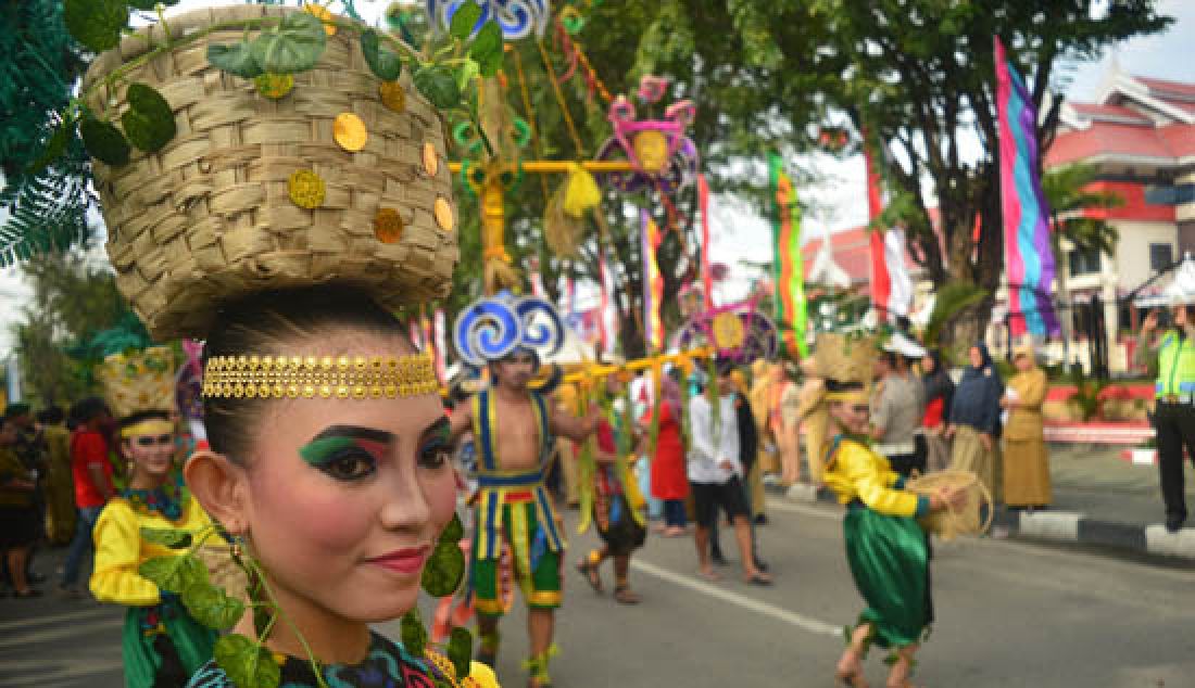 MERIAH: Penampilan peserta pada Karnaval Budaya 2017 di Jalan Sam Ratulangi, Senin (10/4). Karnaval budaya ini digelar dalam rangka menyambut dan memeriahkan HUT ke-53 Provinsi Sulteng, yang dibuka langsung oleh Gubernur Sulteng dan yang dwakili Asisten Bidang Administrasi Pemerintahan Hukum dan Politik, Moh Arif Latjuba SE MSi. - JPNN.com