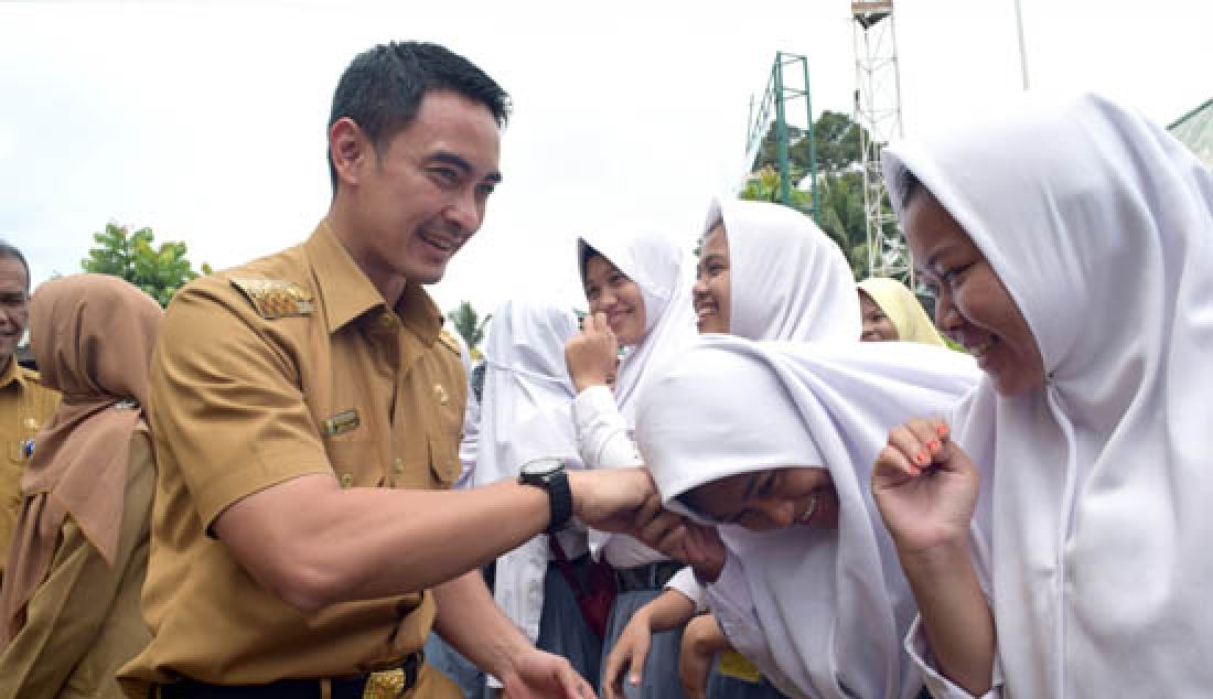 SELFIE: Sejumlah murid Sma 9 Kota Jambi berselfie bersama Gubernur Jambi, Zumi Zola Zulkifli setelah memantau pelaksanaan Ujian Nasional Berbasis Komputer (UNBK) 2017 tingkat sekolah menengah atas, Senin (10/4). - JPNN.com