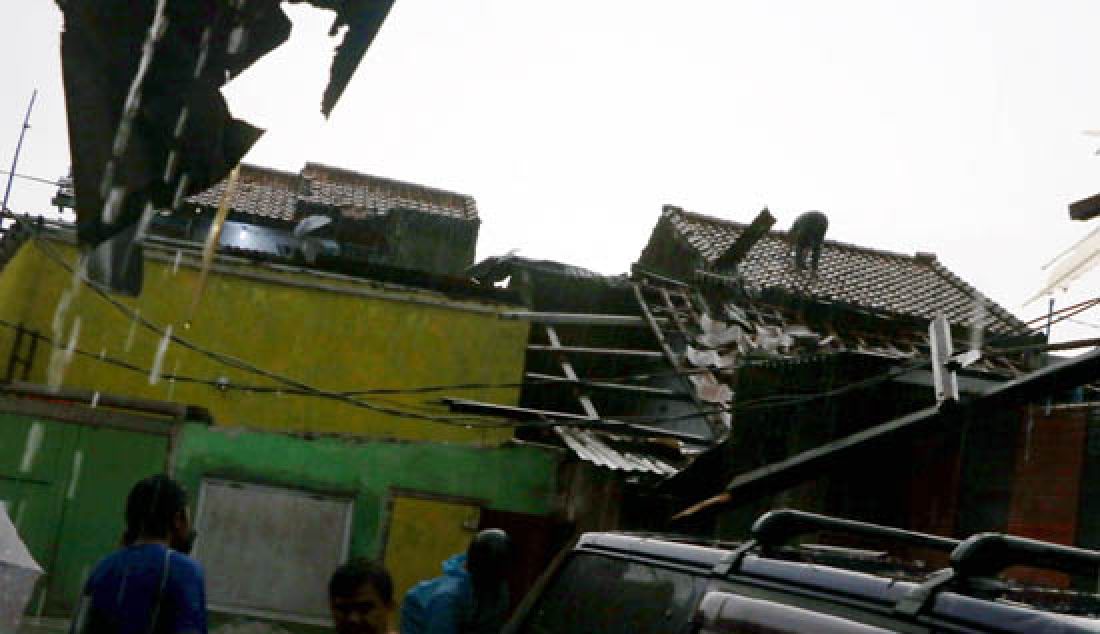 Belasan atap rumah warga rusak parah akibat angin puting beliung di gang dahlia kampung pangkalan raya, Tanahsereal, kota bogor senin (10/4). - JPNN.com