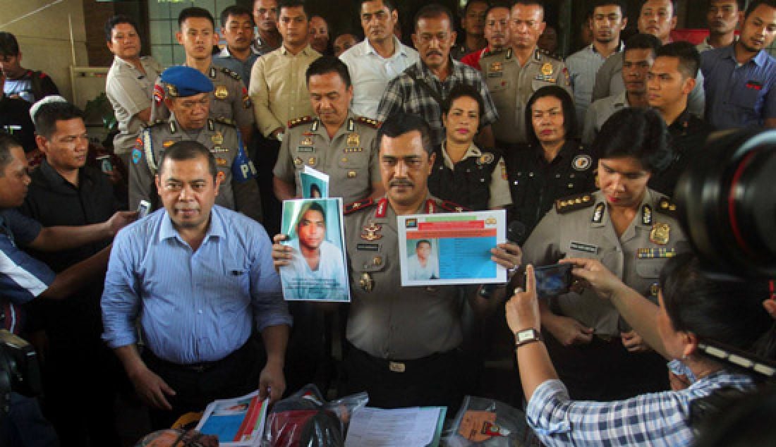 DPO: Wakapolda Sumut Brigjen Pol Agus Andrianto (tengah) beserta jajaran menunjukan Foto DPO calon tersangka pembunuhan di Mapoldasu Medan, Selasa (11/4). Polda Sumut menetapkan satu orang sebagai DPO kasus pembunuhan satu keluarga (5 korban) di Mabar dan kini tengah melakukan pengejaran. - JPNN.com