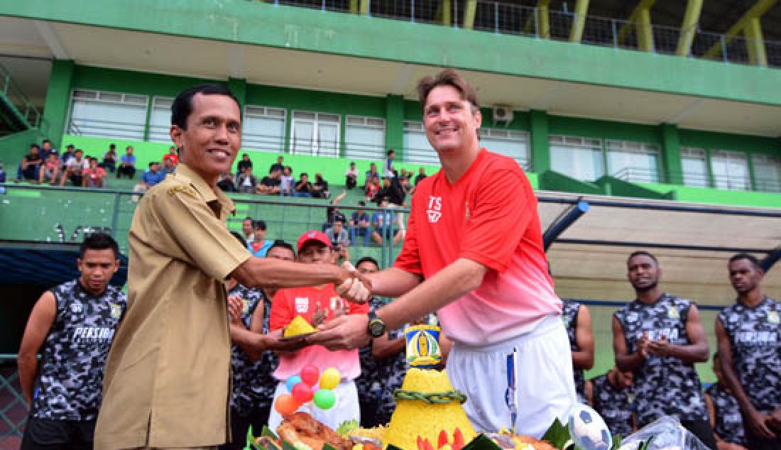 Pelatih Persiba Balikpapan melakukan potong tumpeng sebagai wujud syukuran jelang bergulirnya Liga 1 selasa (11/4/17) di Stadion Gajayana, Kota Malang. Dalam syukuran ini juga digelar ujicoba Persiba Balikpapan melawan Persatu Tuban. - JPNN.com