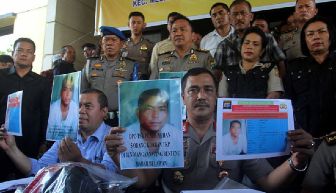 DPO: Wakapolda Sumut Brigjen Pol Agus Andrianto (tengah) beserta jajaran menunjukan Foto DPO calon tersangka pembunuhan di Mapoldasu Medan, Selasa (11/4). Polda Sumut menetapkan satu orang sebagai DPO kasus pembunuhan satu keluarga (5 korban) di Mabar dan kini tengah melakukan pengejaran. - JPNN.com