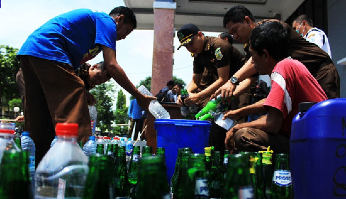 Kejari Sumenep bersama BNNK dan Kepolisian Resort Sumenep, memusnahkan puluhan barang bukti narkoba dan ratusan botol miras di halaman kantor Kejari Sumenep, Rabu (12/4). - JPNN.com