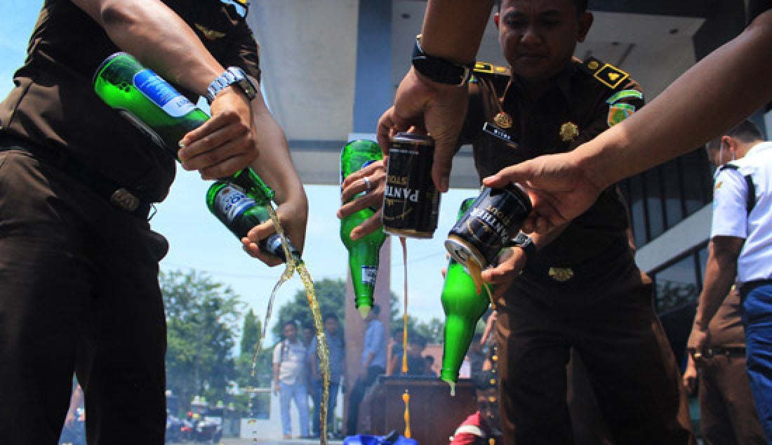 Kejari Sumenep bersama BNNK dan Kepolisian Resort Sumenep, memusnahkan puluhan barang bukti narkoba dan ratusan botol miras di halaman kantor Kejari Sumenep, Rabu (12/4). - JPNN.com