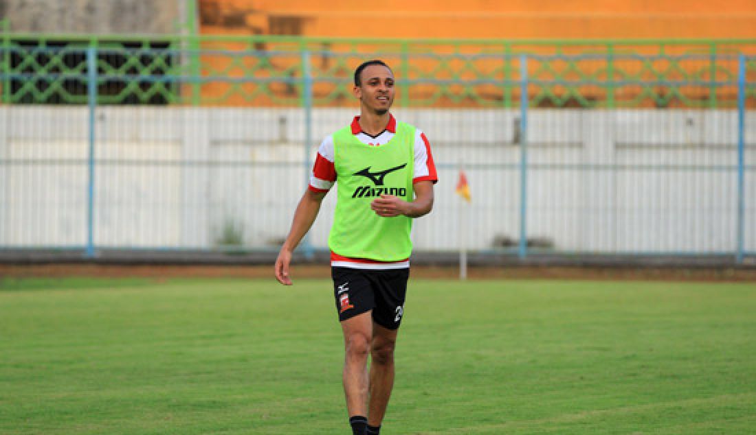 Marquee Player Peter Osaze Odemwingie menjalani latihan perdana bersama Madura United di Stadion Gelora Bangkalan, Madura, Rabu (12/4). - JPNN.com