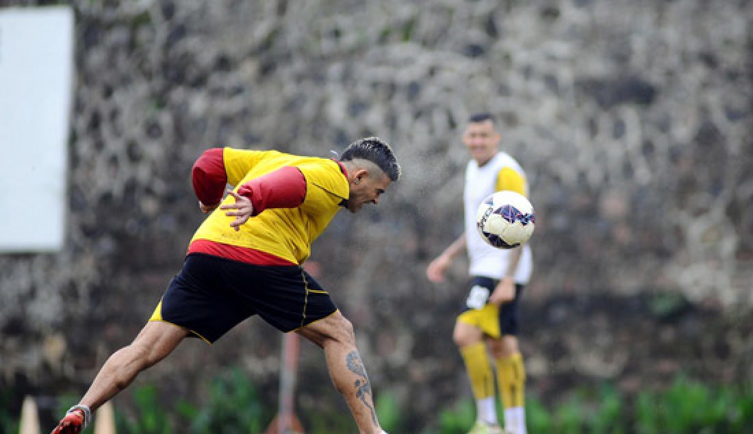 Pemain Arema FC, Cristian Gonzales saat mengikuti sesi latihan. - JPNN.com