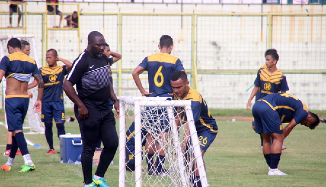 Suasana latihan tim Barito Putera di bawah arahan Jacksenm F Tiago di Stadion 17 Mei Banjarmasin, Akhir pekan tadi. - JPNN.com