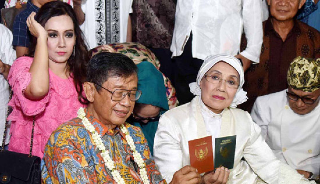 Nani Widjaja dan Ajip Rosidi melangsungkan akad nikah di Keraton Kasepuhan, Cirebon, Minggu, (16/4). - JPNN.com