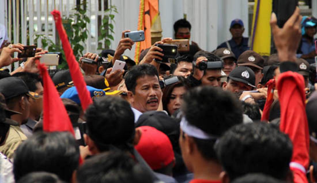 Walikota Batam Muhamad Rudi memberikan penjelasan kepada massa yang melakukan aksi demo di depan kantor Pemko Batam, Senin (17/4). Para pendemo meminta pemerintah mengkaji ulang kenaikan tarif dasar listrik yang terasa memberatkan masyarakat. - JPNN.com