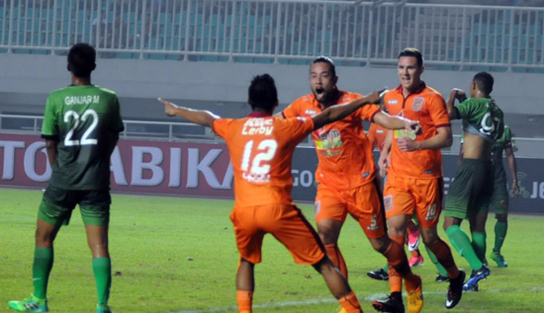 Pesepak bola Pusamania Borneo Yamashita Kunishiro (tengah) melakukan selebrasi usai mencetak gol saat melawan PS TNI pada Liga 1 di Stadion Pakansari, Cibinong, Bogor, Senin (17/4). Pertandingan berakhir dengan hasil imbang dengan skorl 2-2. - JPNN.com