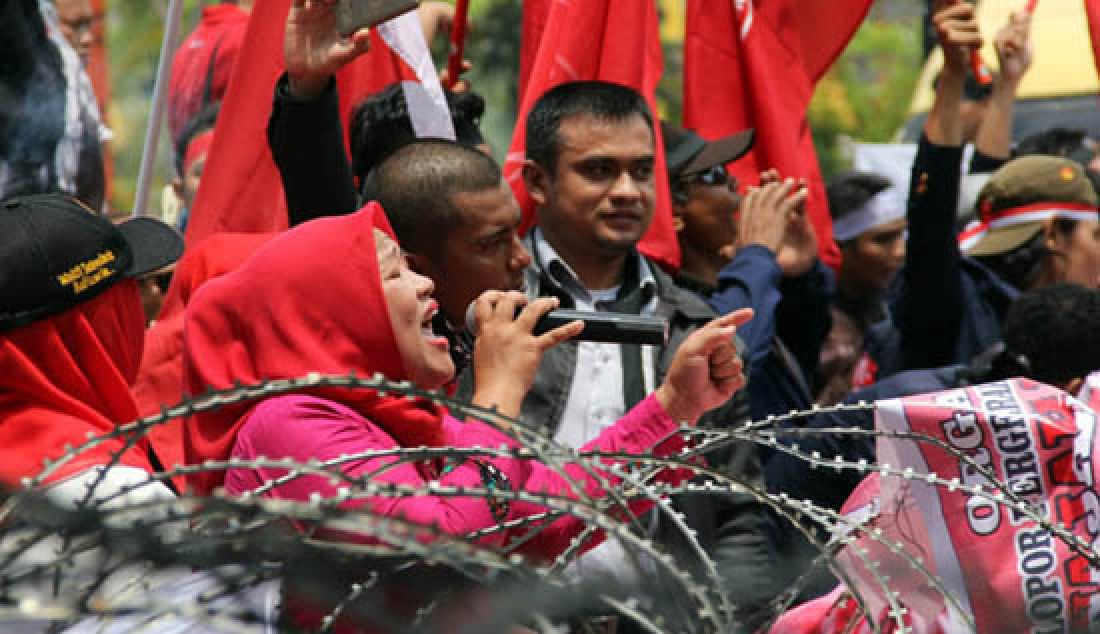 Ratusan massa melakukan aksi demo didepan kantor Walikota Batam, Senin (17/4). Mereka meminta pemerintah mengkaji ulang kenaikan tarif dasar listrik yang terasa memberatkan. - JPNN.com