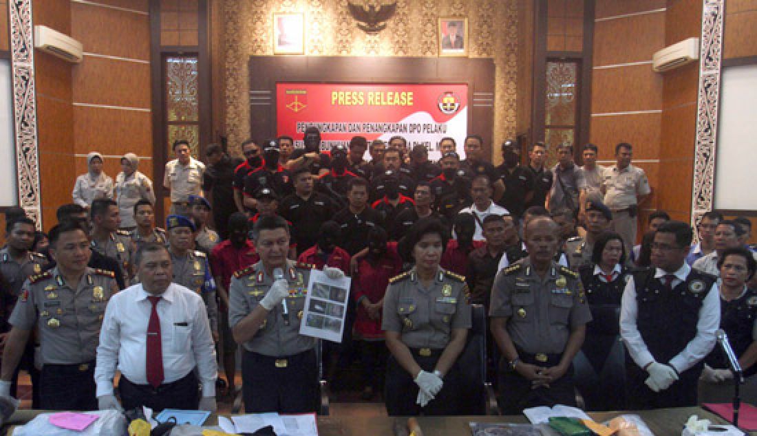 Kapolda Sumut Irjen Pol Rycko Amelza Dahniel dan jajarannya memperlihatkan tersangka beserta barang bukti yang digunakan untuk membunuh satu keluarga di Mapolda Sumut, Medan, Senin (17/4). Polda Sumut mengamankan seorang DPO, yakni Andi Lala bersama lima orang tersangka lain yang diduga bermotifkan masalah hutang piutang. - JPNN.com