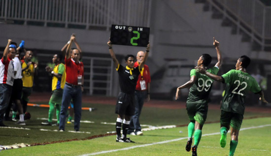 Pesepak bola tim PS TNI Gustur Cahyo Putro (kedua kanan) merayakan selebrasi usai mencetak skor saat melawan Pusamania Borneo pada Liga 1 di Stadion Pakansari, Cibinong, Bogor, Senin (17/4). Pertandingan berakhir dengan hasil imbang dengan skorl 2-2. - JPNN.com