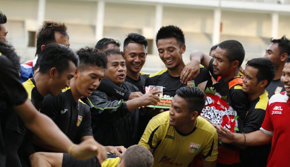 KEJUTAN: Pesepakbola Bayu Pradana tak percaya mendapatkan surprise dari sang istri, Suryani. Tampak, pemain Mitra Kukar bersiap menyerbu kue tart ulang tahun (ultah) Bayu. - JPNN.com