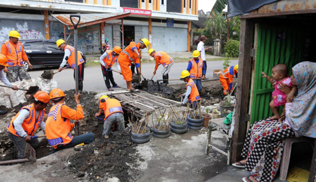 Satuan Petugas (Satgas) Drainase Kecamatan Manggala membersihkan saluran drainase di Jalan Poros Perumnas Antang, Makassar, Rabu, 19 April. Pengerukan drainase tersebut telah terjadwal dan sesuai prosedur. - JPNN.com