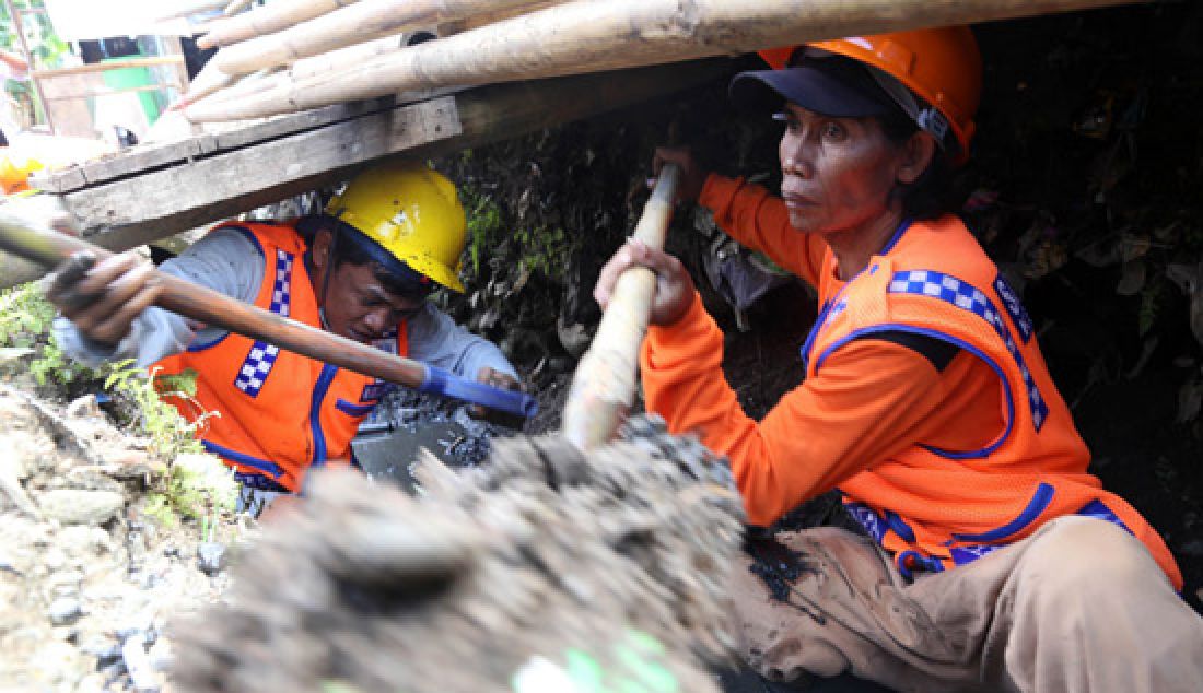 Satuan Petugas (Satgas) Drainase Kecamatan Manggala membersihkan saluran drainase di Jalan Poros Perumnas Antang, Makassar, Rabu, 19 April. Pengerukan drainase tersebut telah terjadwal dan sesuai prosedur. - JPNN.com