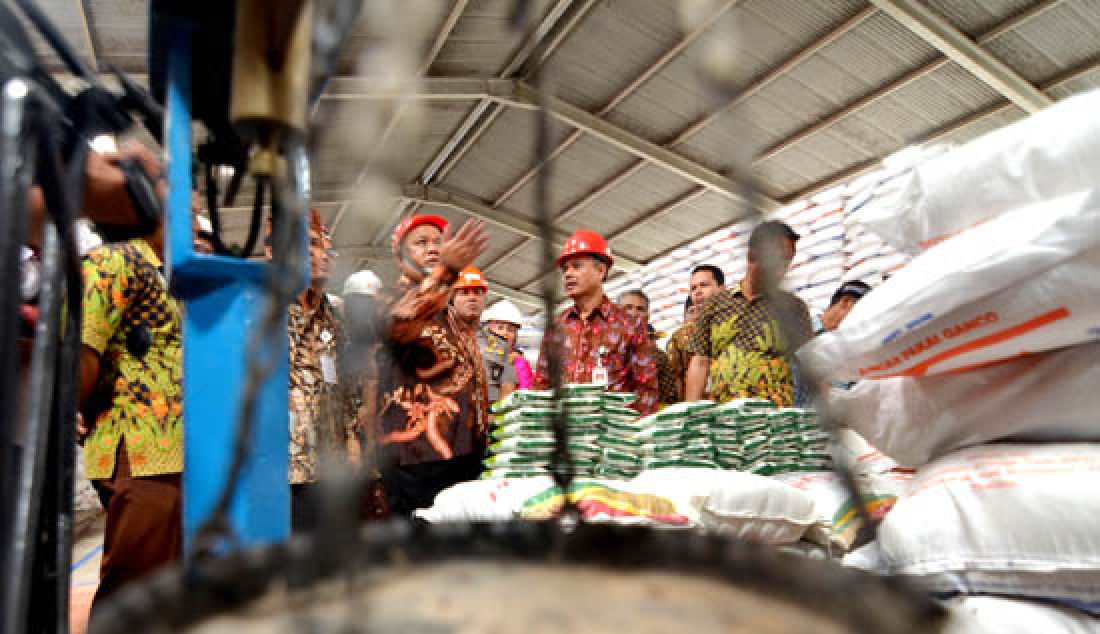 SIDAK: Kementerian Perdagangan (Kemendag) Republik Indonesia melakukan sidak di beberapa pasar di Kota Jambi dan gudang Bulog Pasir Putih Jambi. Sidak dilakukan untuk memastikan harga dan stok barang bahan pokok di Jambi stabil hingga lebaran 2017/1438 Hijriah. - JPNN.com