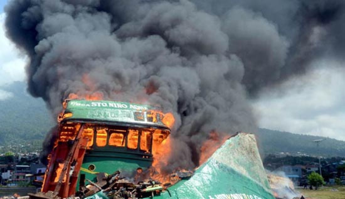 MUSNAH: Salah satu kapal asing milik nelayan Filipina dengan nama lambung kapal Nino Aqua dimusnahkan dengan cara dibakar oleh otoritas keamanan Laut, di aera kantor Perikanan Ternate, Kamis (20/4). Pemusnahan dilakukan di darat menyusul sebagian kapal yang ditenggelamkan sebelumnya tidak berhasil. - JPNN.com