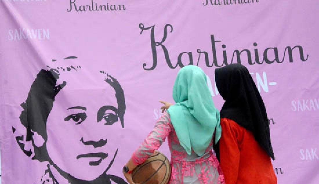 Siswi SMPN 1 Kelapa Dua Kabupaten Tangerang, Kamis (20/47) usai acara Kartinian mengobrol di depan sebuah spanduk bergambar wajah tokoh pahlawan emansipasi wanita. - JPNN.com